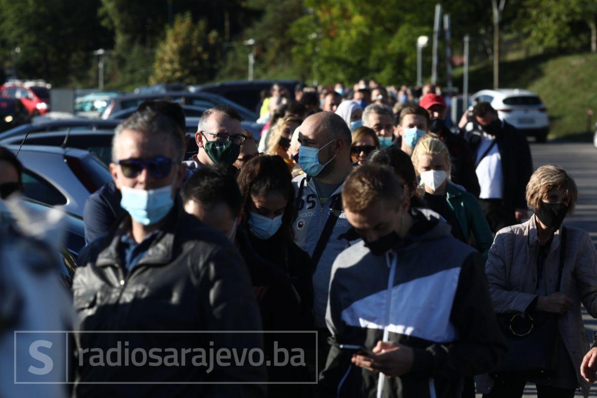 Foto: Dž.K./Radiosarajevo/Građani čekaju na vakcinaciju
